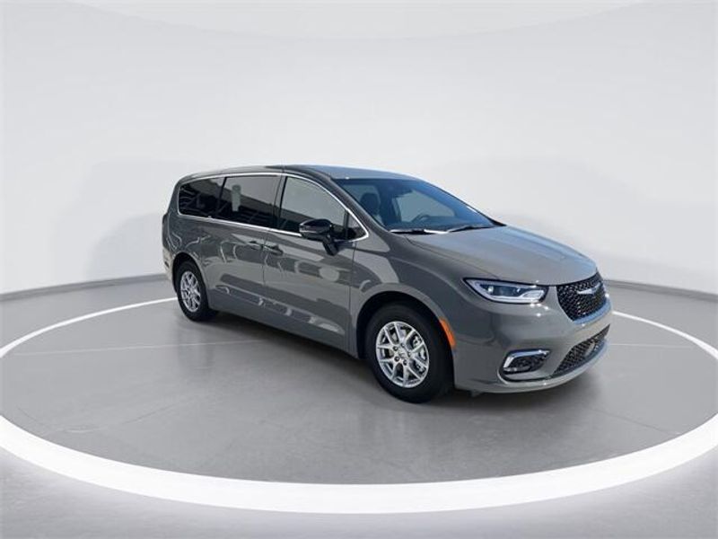 2025 Chrysler Pacifica photo 2