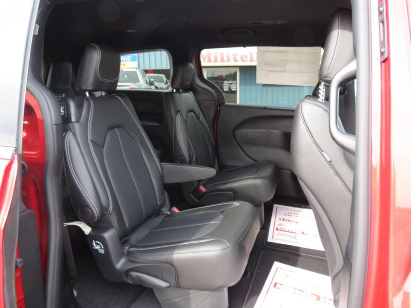 New 2026 Chrysler Pacifica SelectImage 18