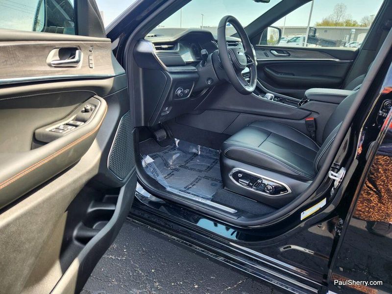 New 2025 Jeep Grand Cherokee Overland 4x4Image 16