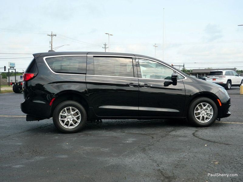 New 2025 Chrysler Voyager LXImage 22