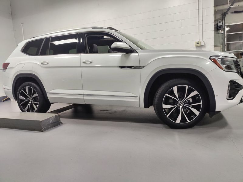 2025 Volkswagen Atlas SEL Premium R-Line photo 3