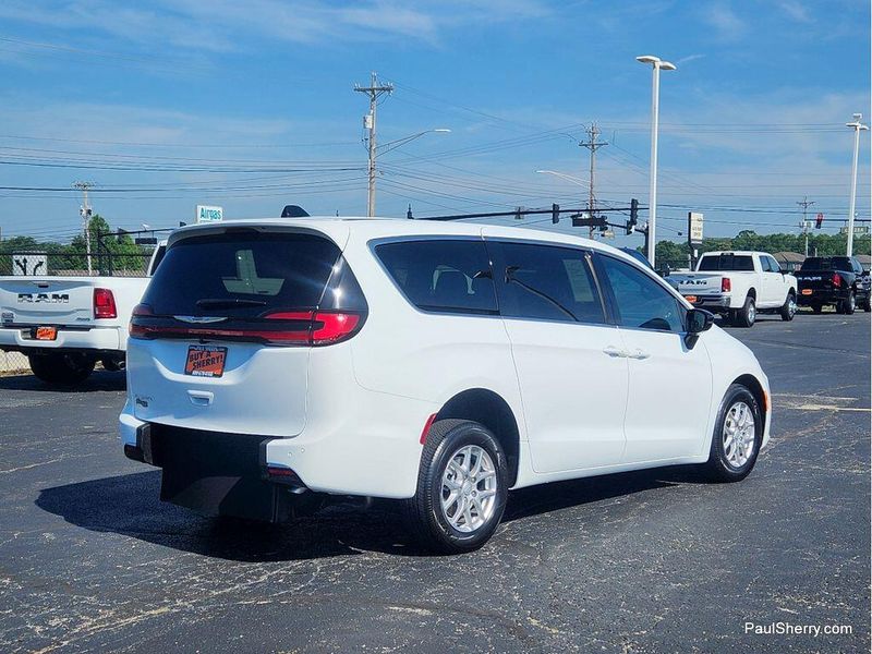 Used 2026 Chrysler Pacifica Select