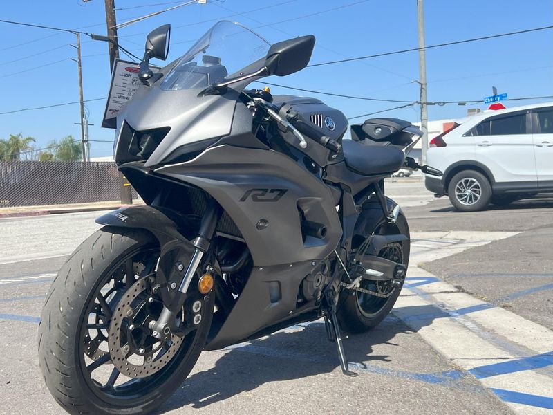 2024 Yamaha YZF-R7 Image 3