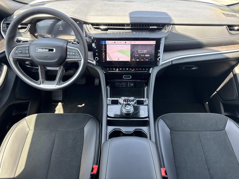 New 2026 Jeep Grand Cherokee Laredo Altitude 4x2