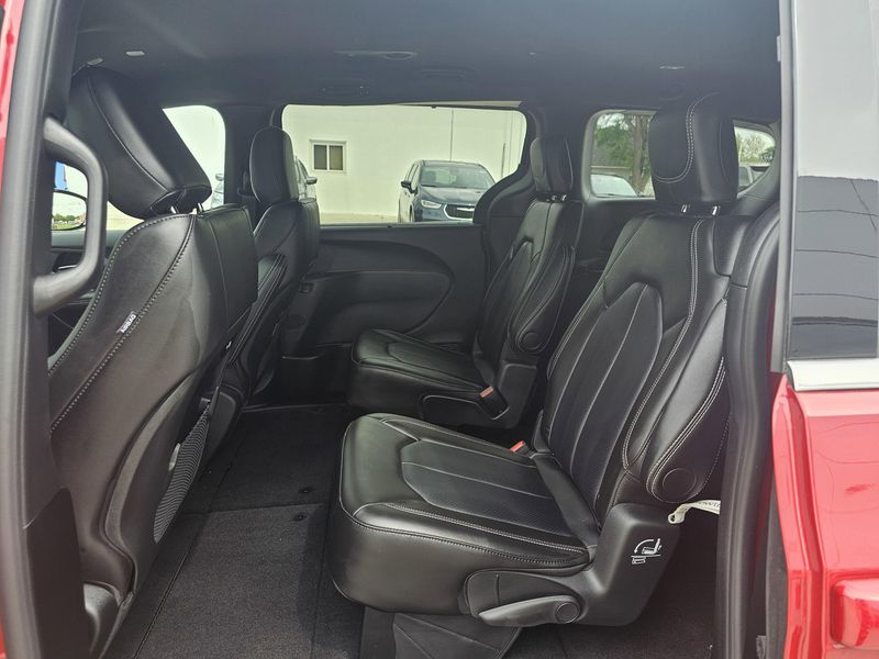 2025 Chrysler Pacifica SelectImage 11