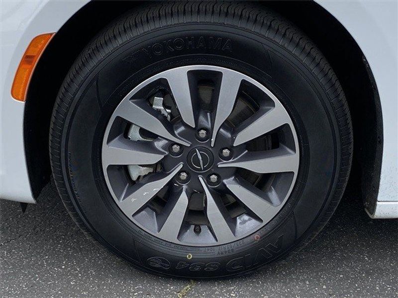2021 Chrysler Pacifica Touring LImage 5
