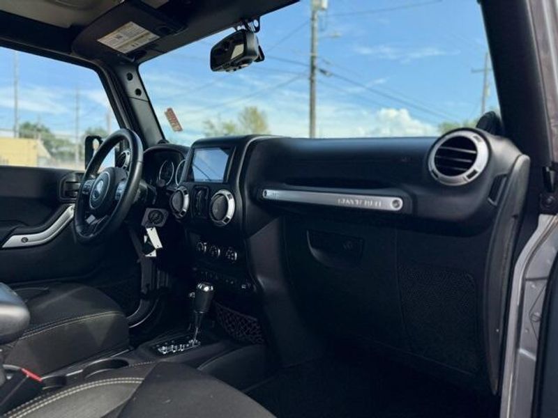 2014 Jeep Wrangler Unlimited SaharaImage 13