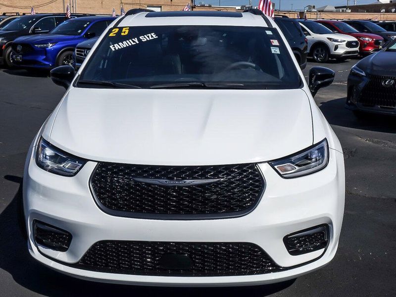 2025 Chrysler Pacifica Limited photo 3