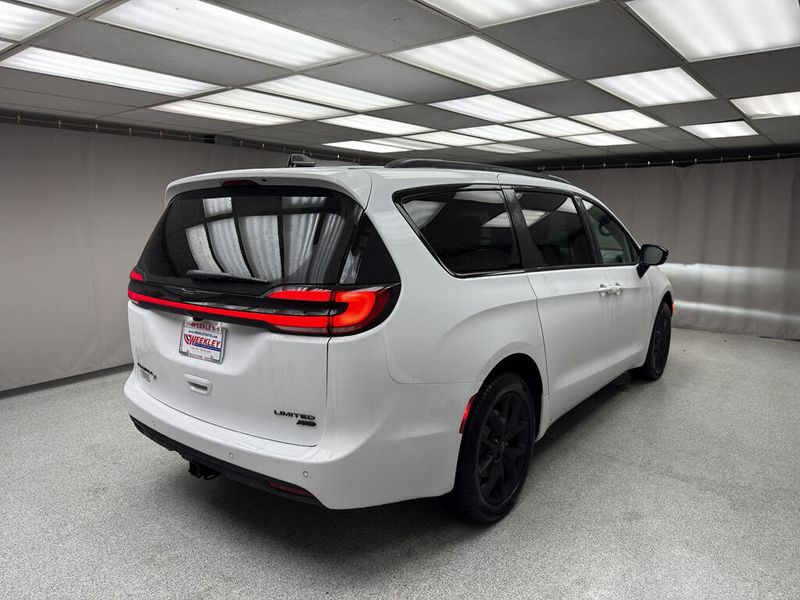 New 2026 Chrysler Pacifica Limited AwdImage 3