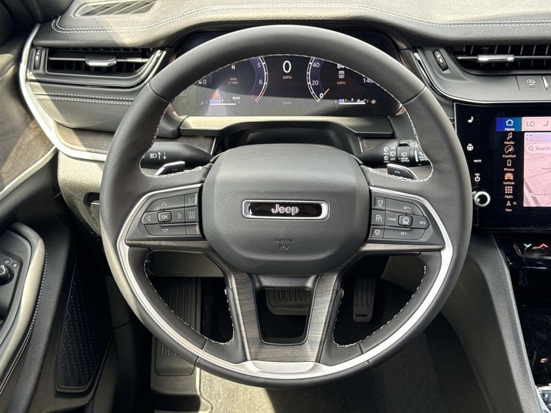New 2026 Jeep Grand Cherokee Laredo Altitude 4x2
