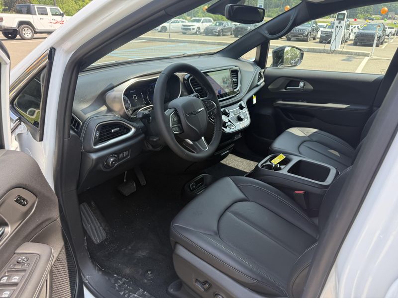 Used 2025 Chrysler Pacifica Select