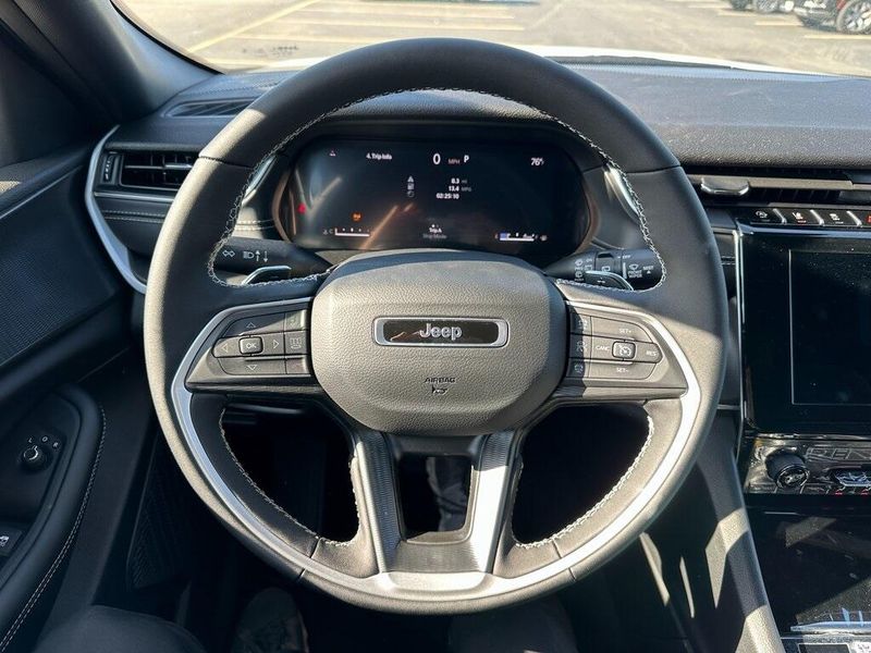 2025 Jeep Grand Cherokee L Laredo X 4x4Image 2
