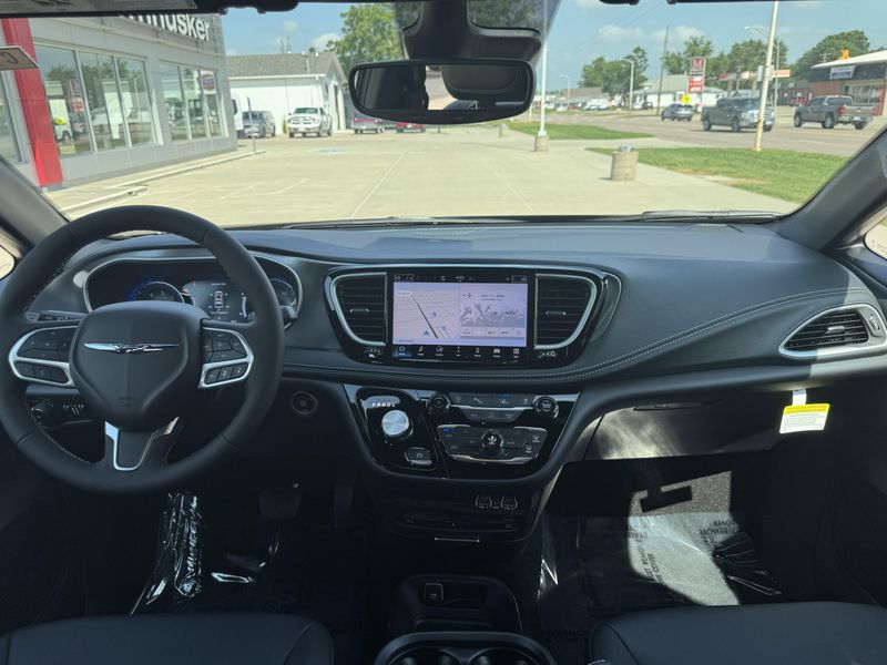 New 2025 Chrysler Pacifica SelectImage 28