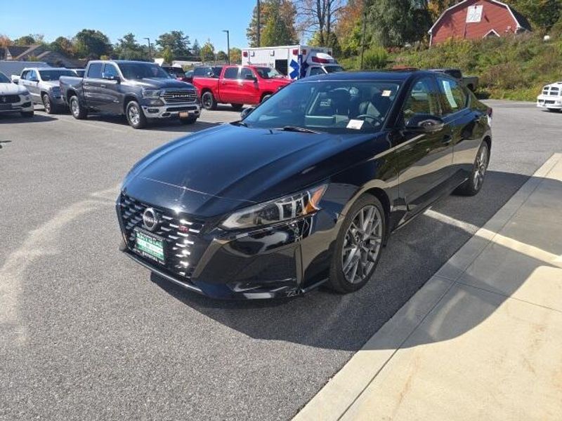 2023 Nissan Altima SR photo 3