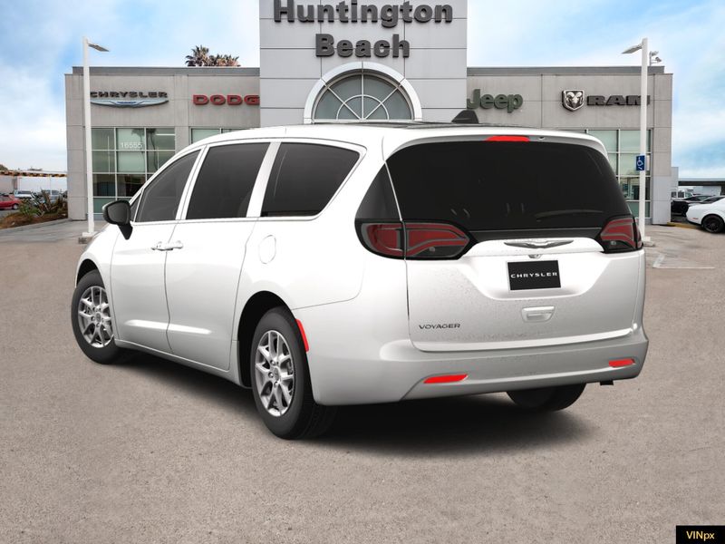 2025 Chrysler Voyager LXImage 5