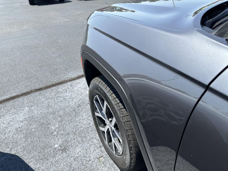 New 2025 Jeep Grand Cherokee L Limited 4x4Image 12