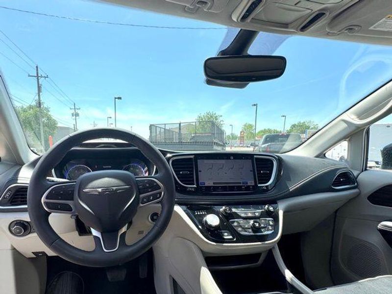 Used 2023 Chrysler Pacifica LimitedImage 10