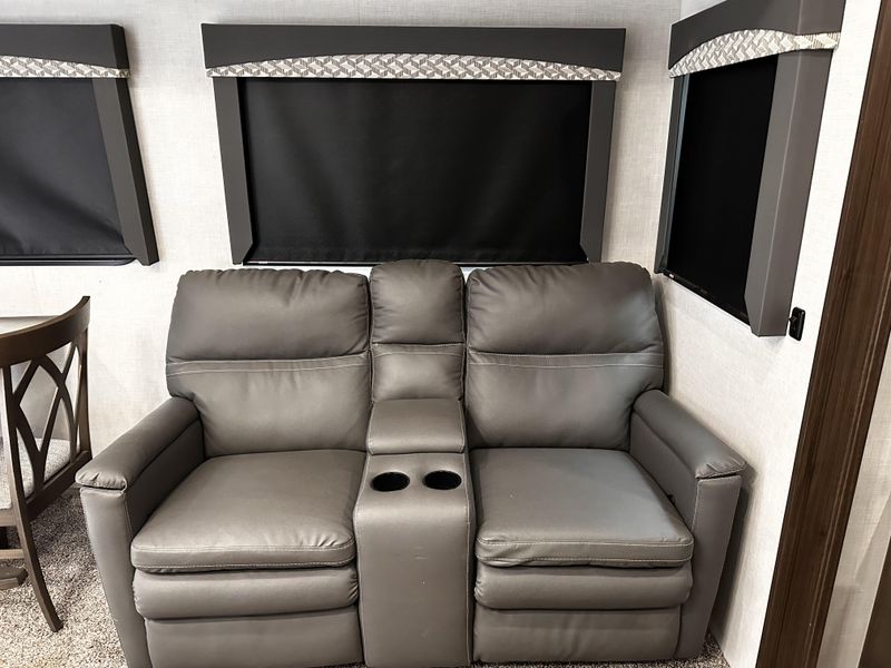 Used 2021 WINNEBAGO VOYAGE 3134RL Image 8