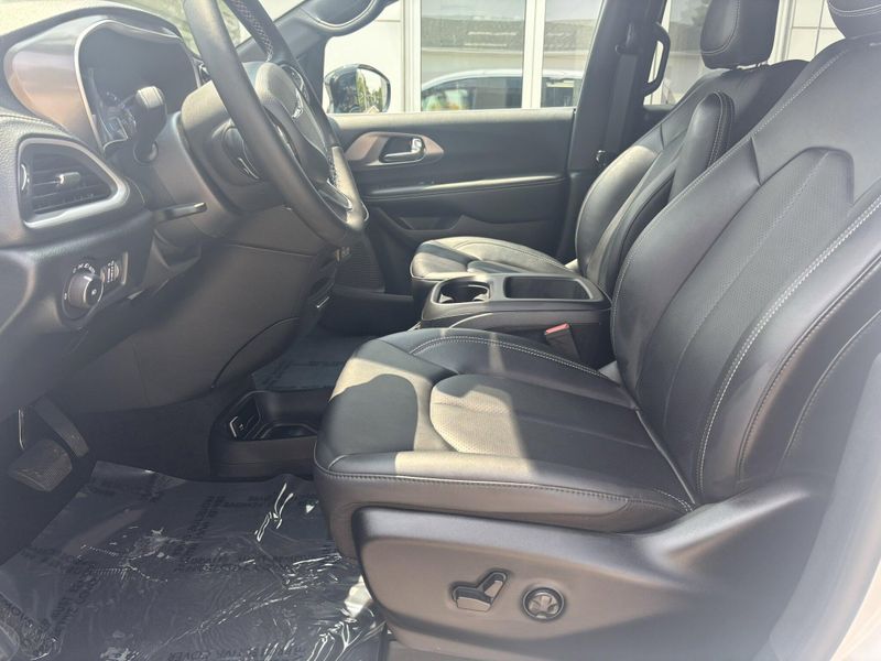 New 2025 Chrysler Pacifica SelectImage 10