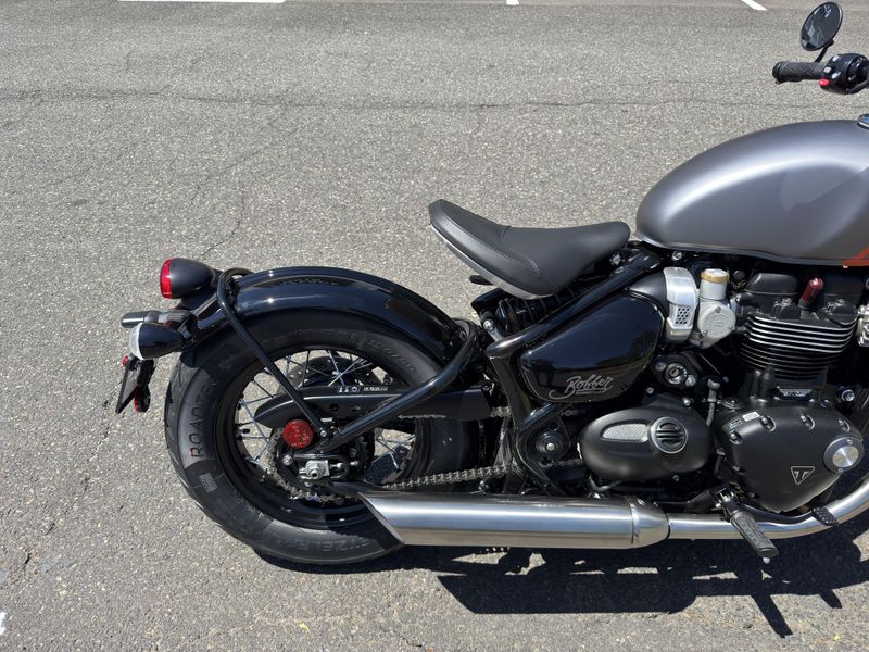 2025 Triumph Bonneville Bobber - MATTE GRAPHITE - MATTE BAJA ORANGE 