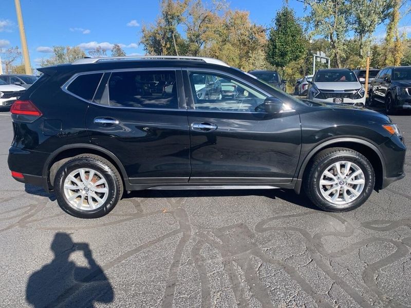 2017 Nissan Rogue SVImage 2