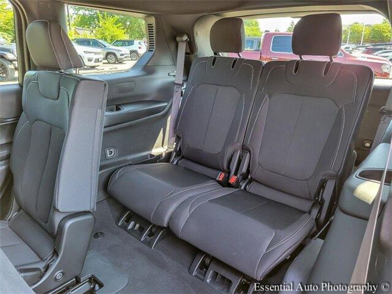2024 Jeep Grand Cherokee Laredo photo 9