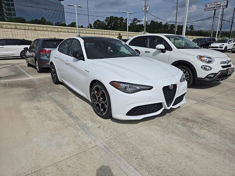 Used 2022 Alfa Romeo Giulia VeloceImage 2