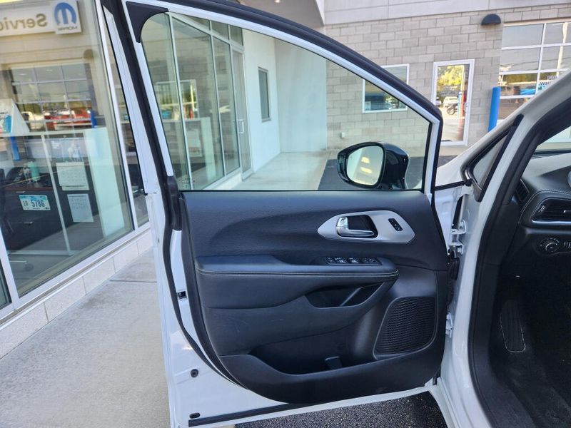 Used 2025 Chrysler Pacifica Limited S