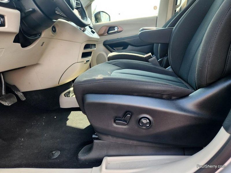 2023 Chrysler Voyager LXImage 31