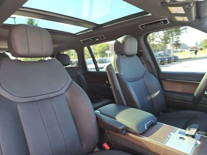 Used 2025 Land Rover Range Rover SE
