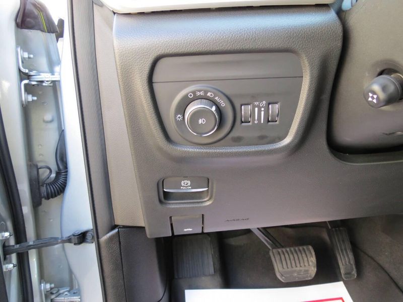 2022 Jeep Grand Cherokee L Limited 4x4 4dr SUVImage 11