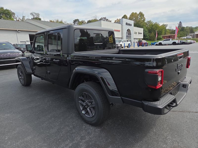 2025 Jeep Gladiator Sport S photo 4