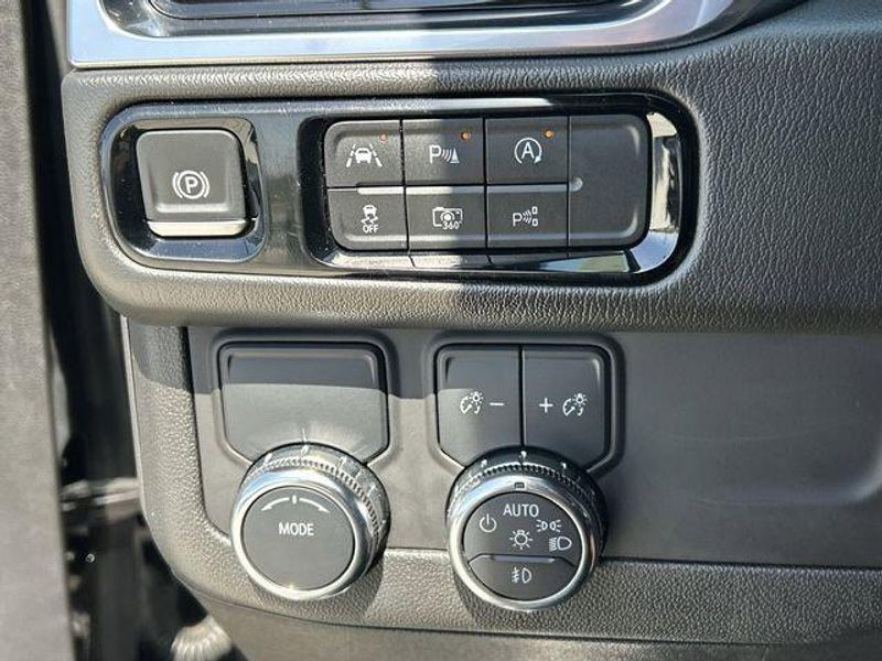 Used 2025 GMC Yukon XL DenaliImage 32