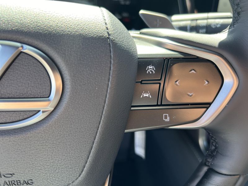 2025 Lexus RX 450h+ LuxuryImage 12