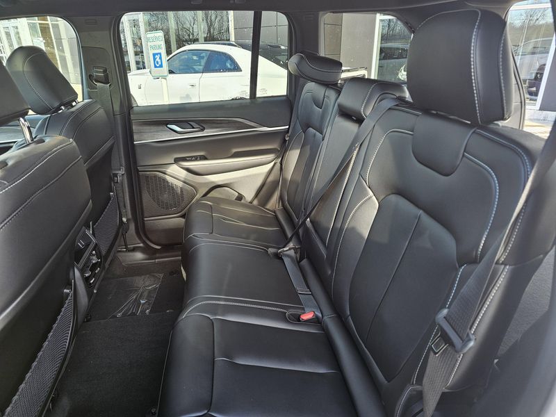 New 2025 Jeep Grand Cherokee Limited 4x4Image 11