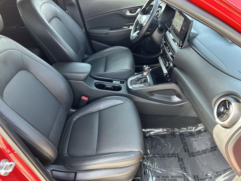 Used 2022 Hyundai Kona LimitedImage 9