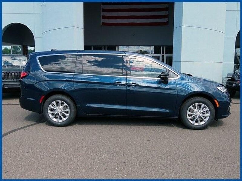 New 2025 Chrysler Pacifica SelectImage 2