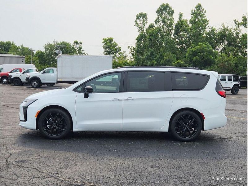 New 2027 Chrysler Pacifica Limited