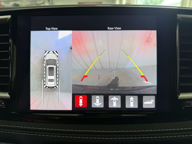 Used 2025 Chrysler Pacifica SelectImage 11