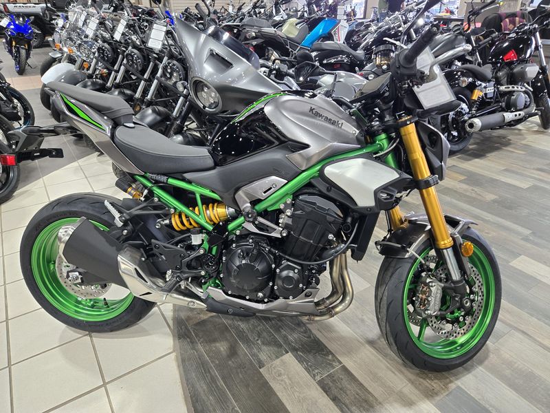 New 2025 Kawasaki Z900 SE ABS METALLIC MATTE GRAPHITE GRAY AND EBONY AND METALLIC GRAPHITE GRAY Image 2