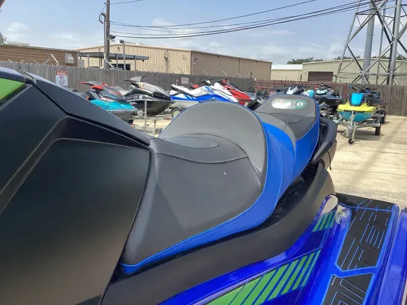 2024 Yamaha WAVERUNNER VX LIMITED HO AZURE BLUE AND ACID GREEN Image 11