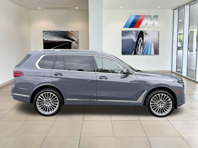 2025 BMW X7 xDrive40iImage 5