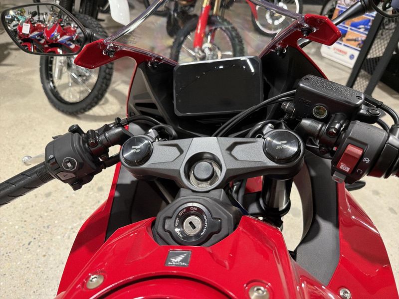 New 2026 Honda CBR650R E-CLUTCH Image 23