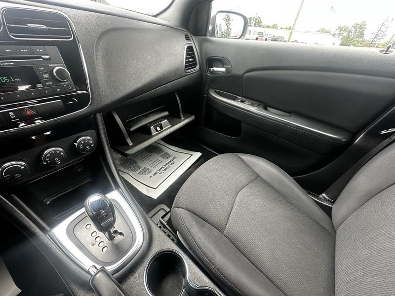 2013 Chrysler 200 Touring photo 14