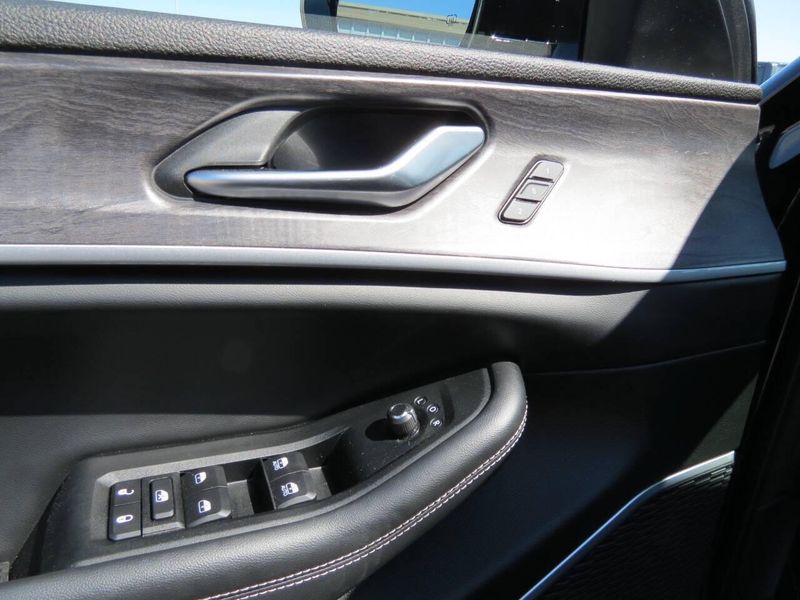 Used 2023 Jeep Grand Cherokee L Limited 4x4 4dr SUVImage 7