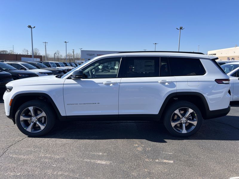 New 2026 Jeep Grand Cherokee L Limited 4x4Image 11