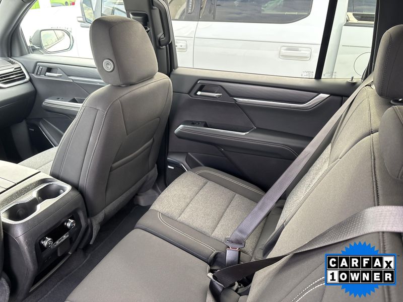 Used 2025 GMC Acadia FWD ElevationImage 18