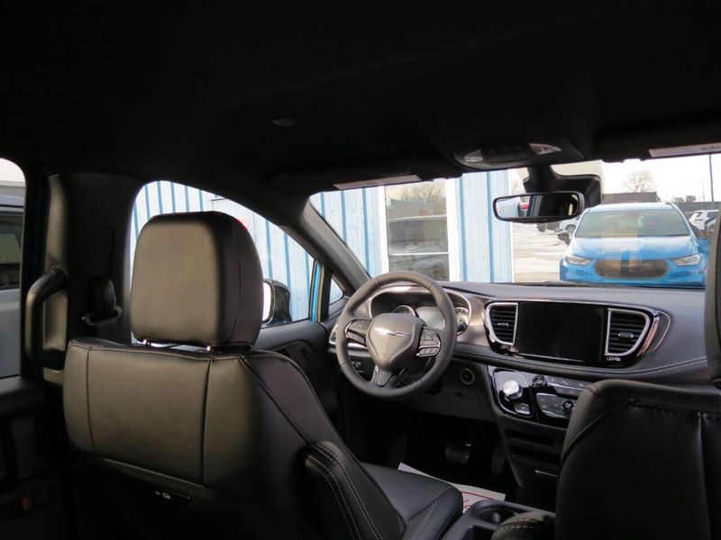 New 2026 Chrysler Pacifica Select AwdImage 32