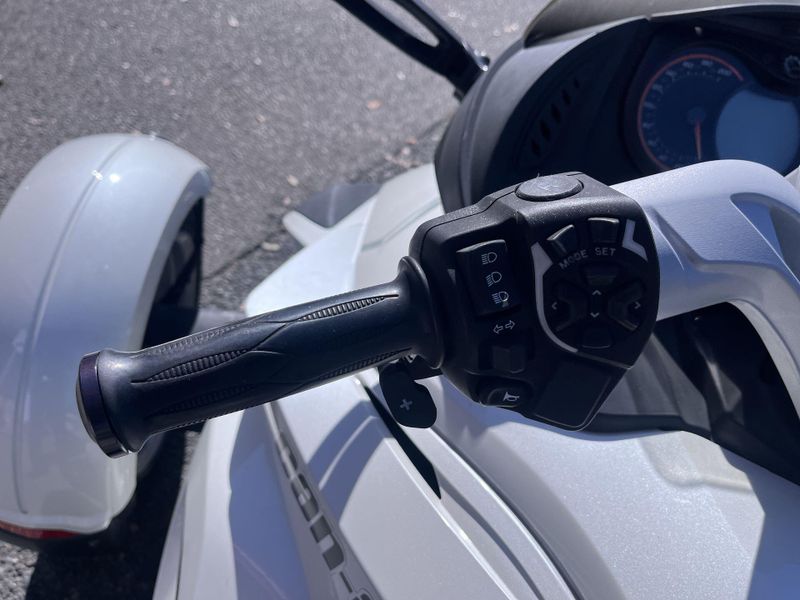 Used 2014 Can-Am RD SPYDER RS 991 SE5 WP 14 CALI Image 28