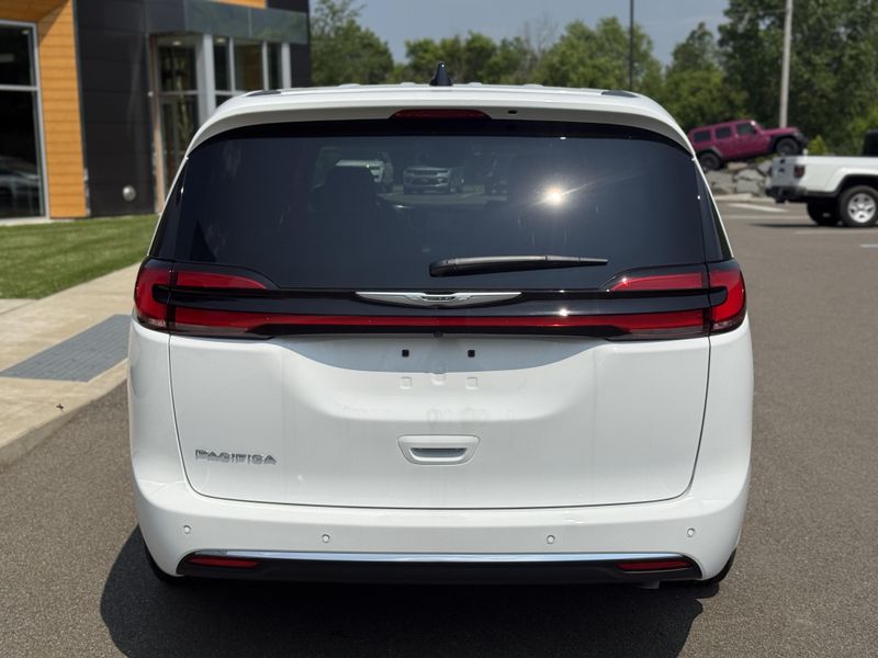 Used 2025 Chrysler Pacifica Select
